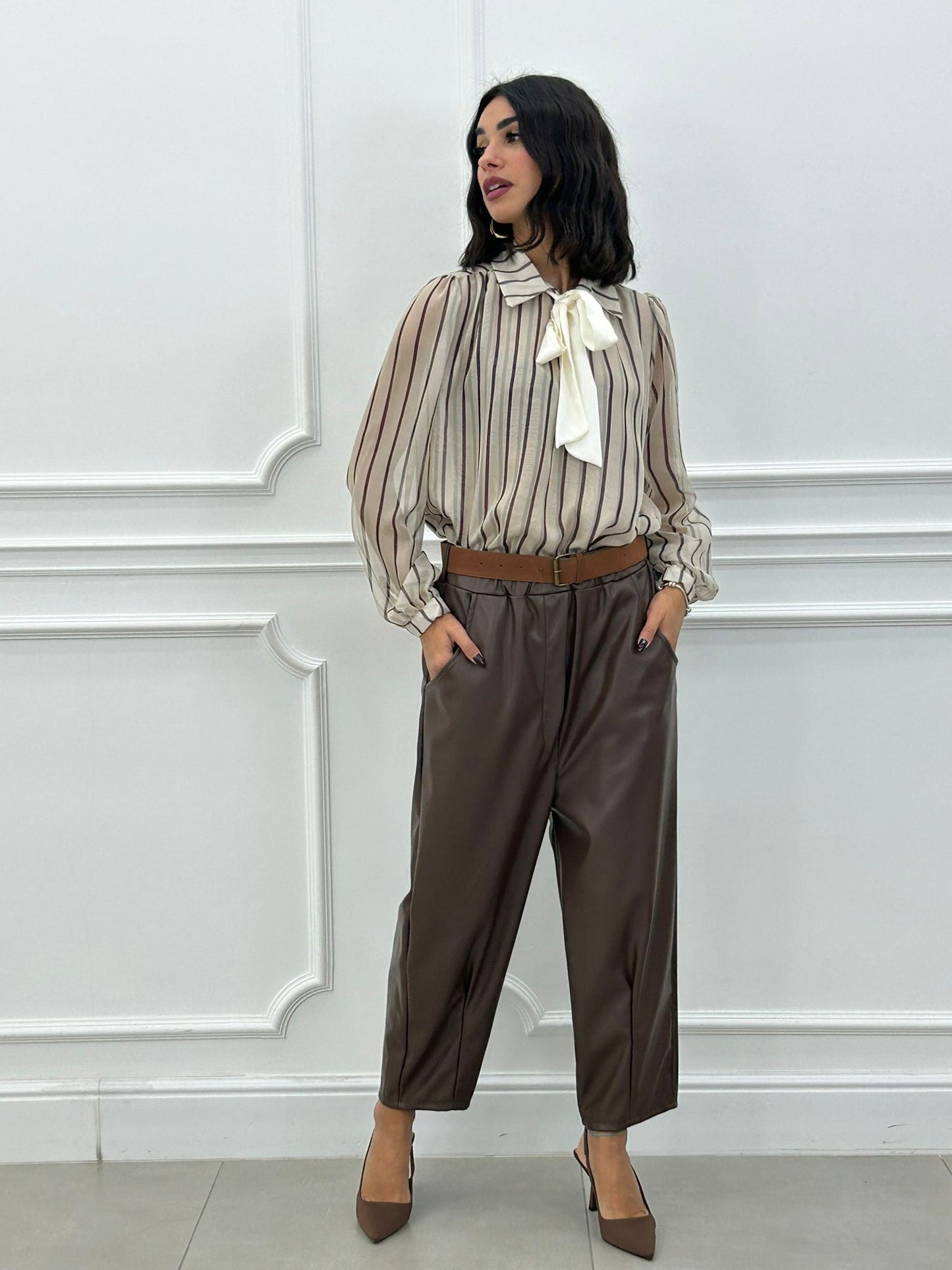 Pantalón Cropped de Ecopiel con Cinturón y Bolsillos