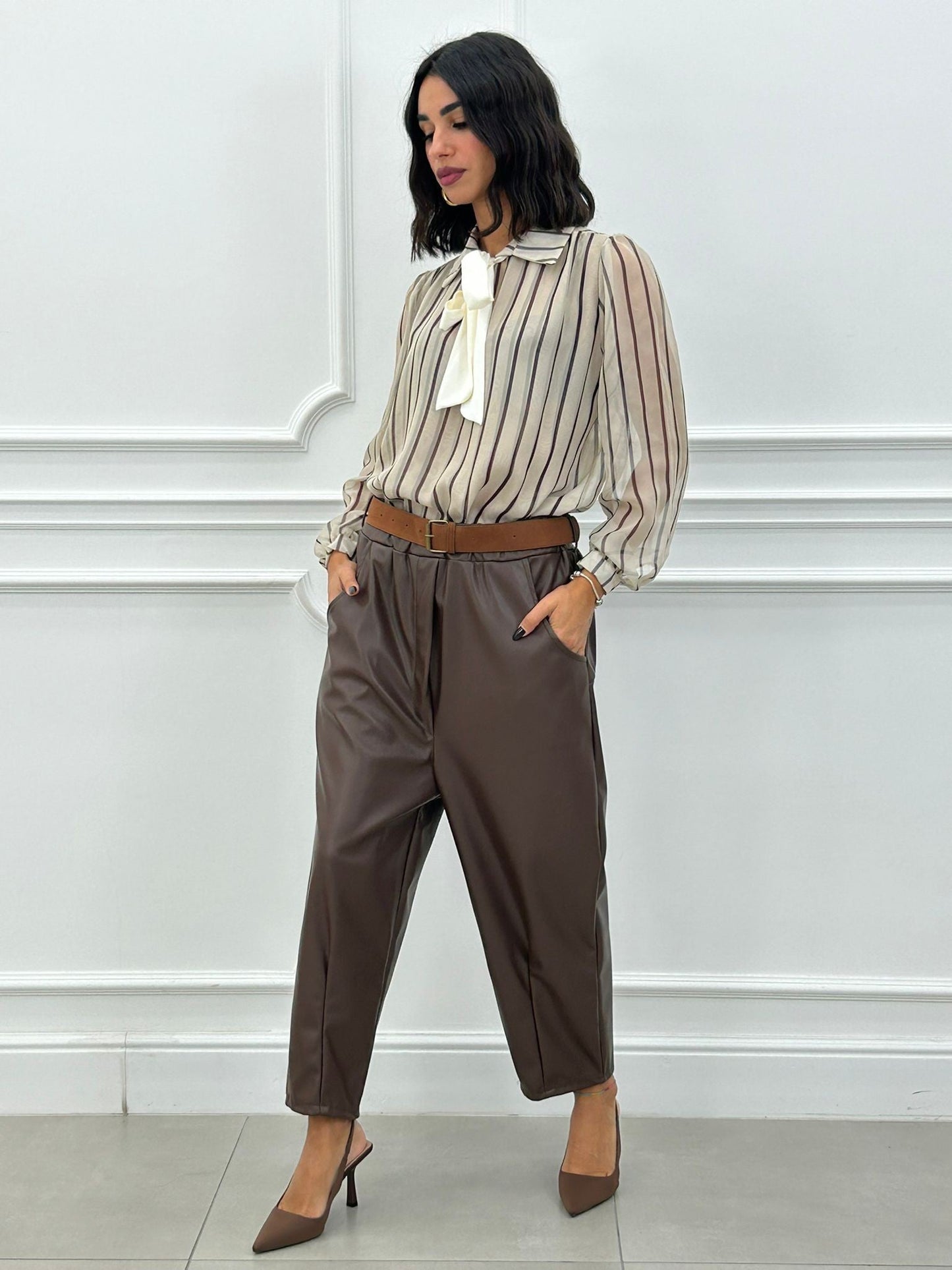 Pantalón Cropped de Ecopiel con Cinturón y Bolsillos