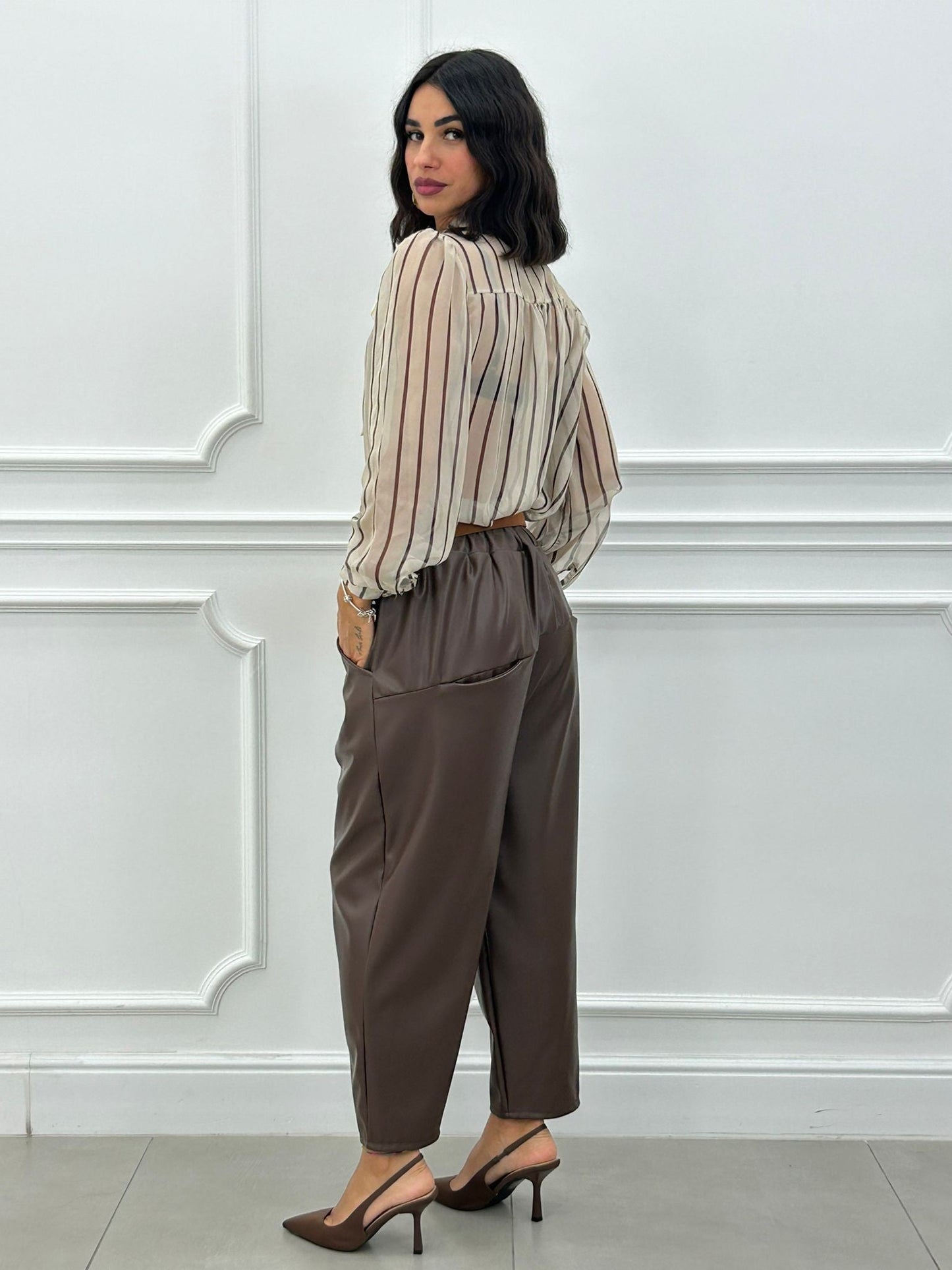 Pantalón Cropped de Ecopiel con Cinturón y Bolsillos