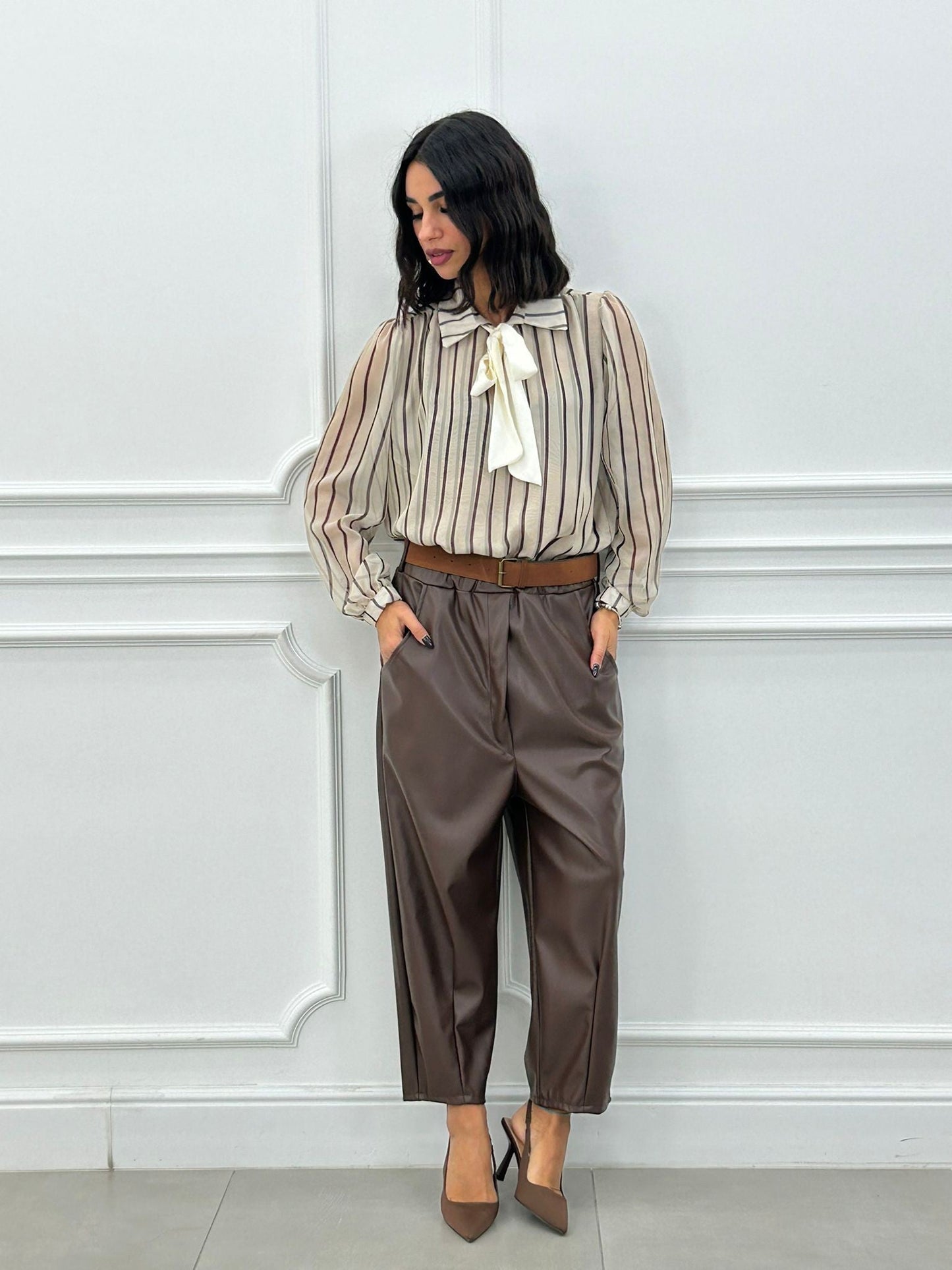 Pantalón Cropped de Ecopiel con Cinturón y Bolsillos