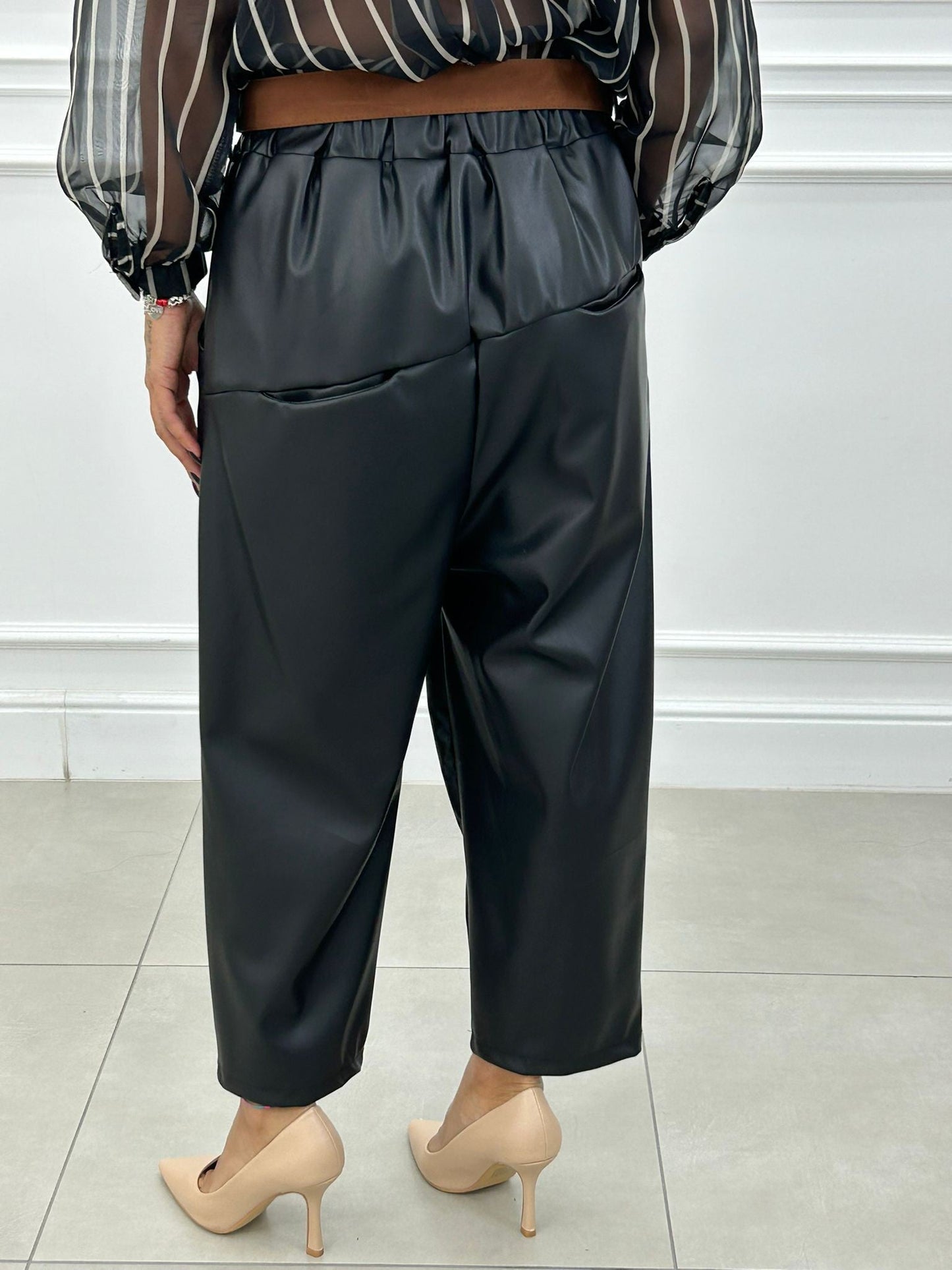 Pantalón Cropped de Ecopiel con Cinturón y Bolsillos
