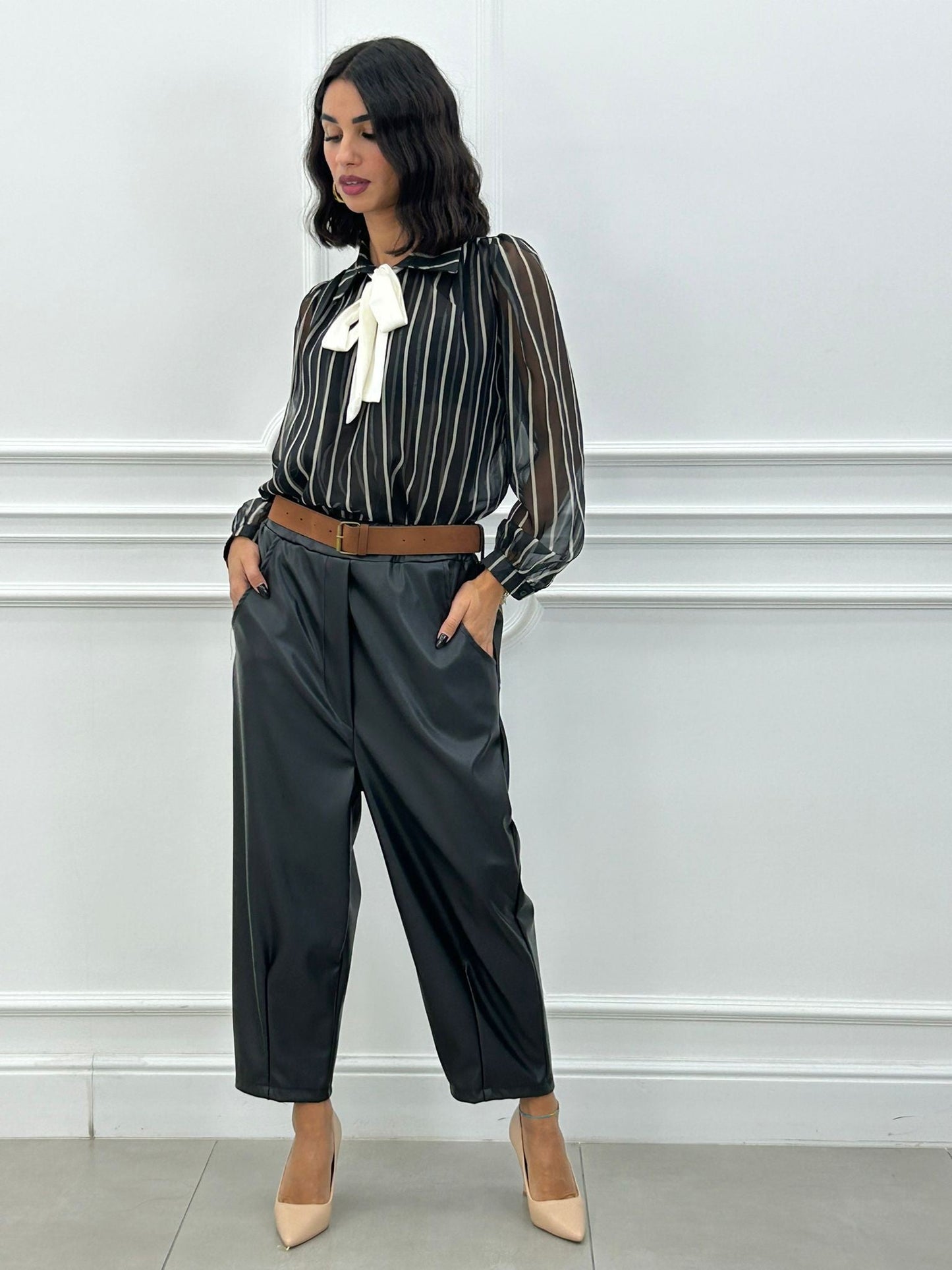 Pantalón Cropped de Ecopiel con Cinturón y Bolsillos