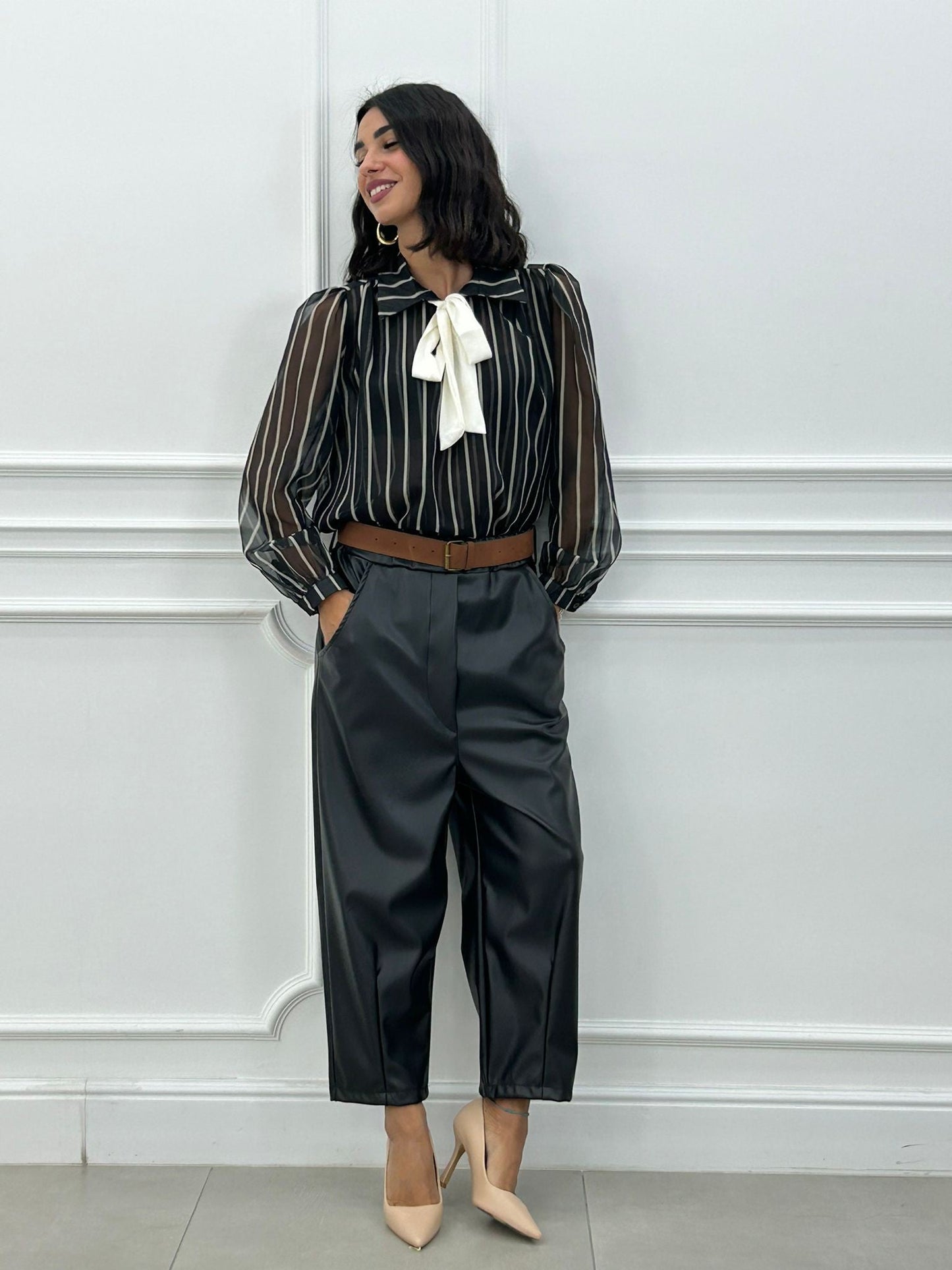 Pantalón Cropped de Ecopiel con Cinturón y Bolsillos