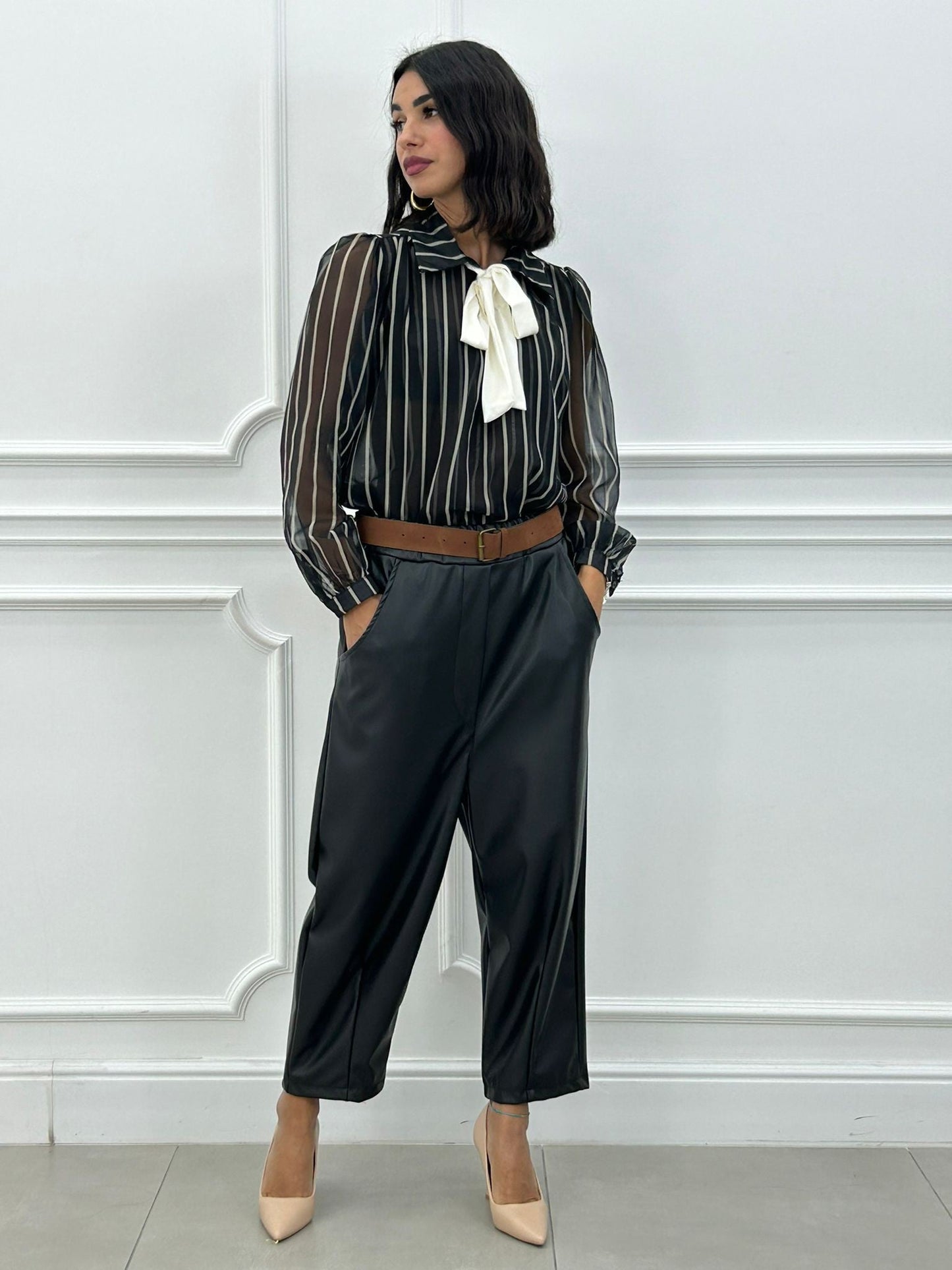 Pantalón Cropped de Ecopiel con Cinturón y Bolsillos