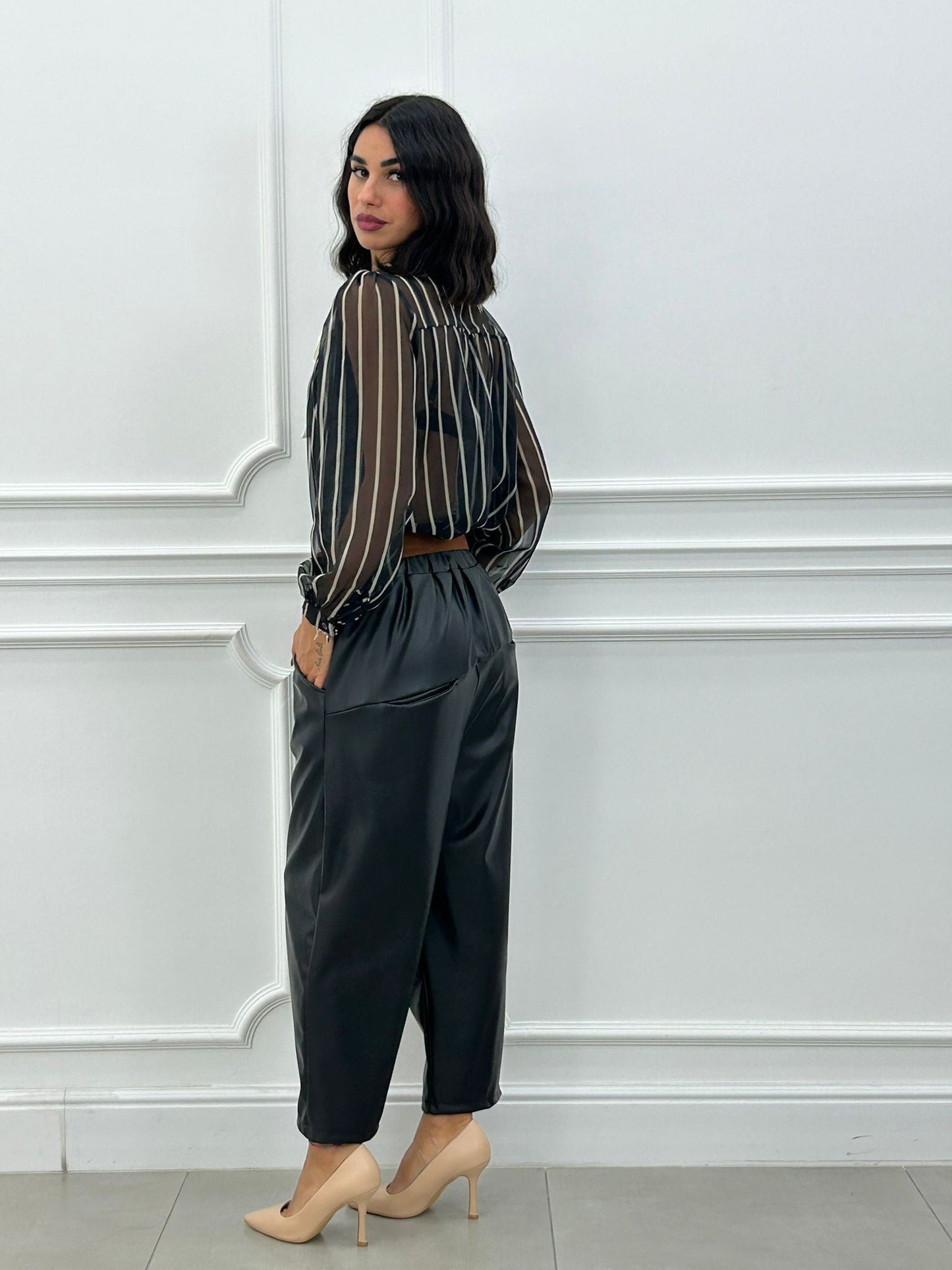 Pantalón Cropped de Ecopiel con Cinturón y Bolsillos